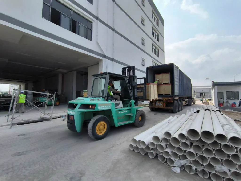 Xe nâng dầu Mitsubishi 5 tấn của Thành Nguyên đang rút kiện hàng máy móc từ container tại KCN VSIP Hải Phòng