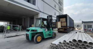 Xe nâng dầu Mitsubishi 5 tấn của Thành Nguyên đang rút kiện hàng máy móc từ container tại KCN VSIP Hải Phòng
