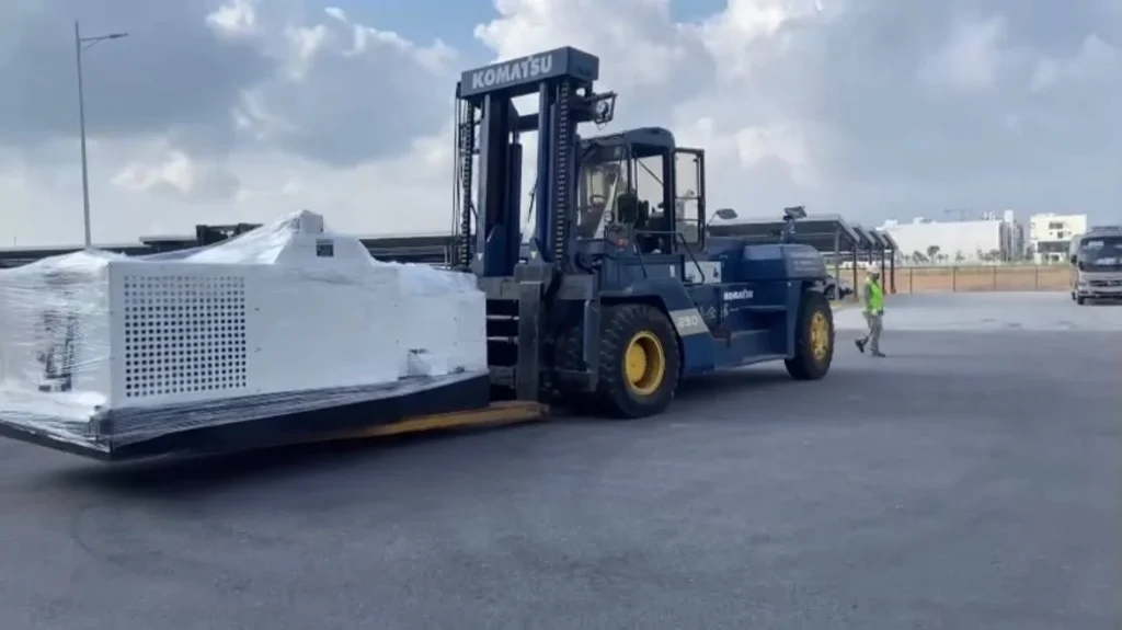 Xe nâng Komatsu 25 tấn của Thành Nguyên JSC đang vận hành tại công trình