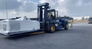 Xe nâng Komatsu 25 tấn của Thành Nguyên JSC đang vận hành tại công trình