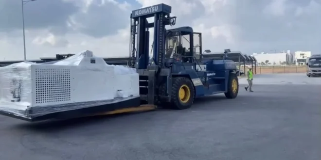 Xe nâng Komatsu 25 tấn của Thành Nguyên JSC đang vận hành tại công trình