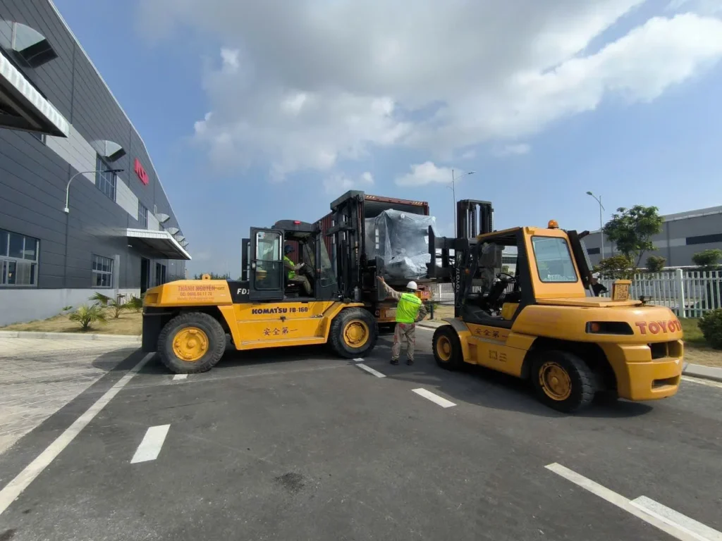 Xe nâng Thành Nguyên phối hợp rút máy móc container tại Tiên Cường Hải Phòng