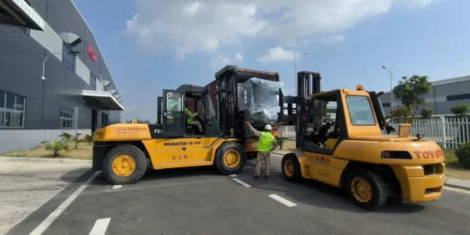Xe nâng Thành Nguyên phối hợp rút máy móc container tại Tiên Cường Hải Phòng