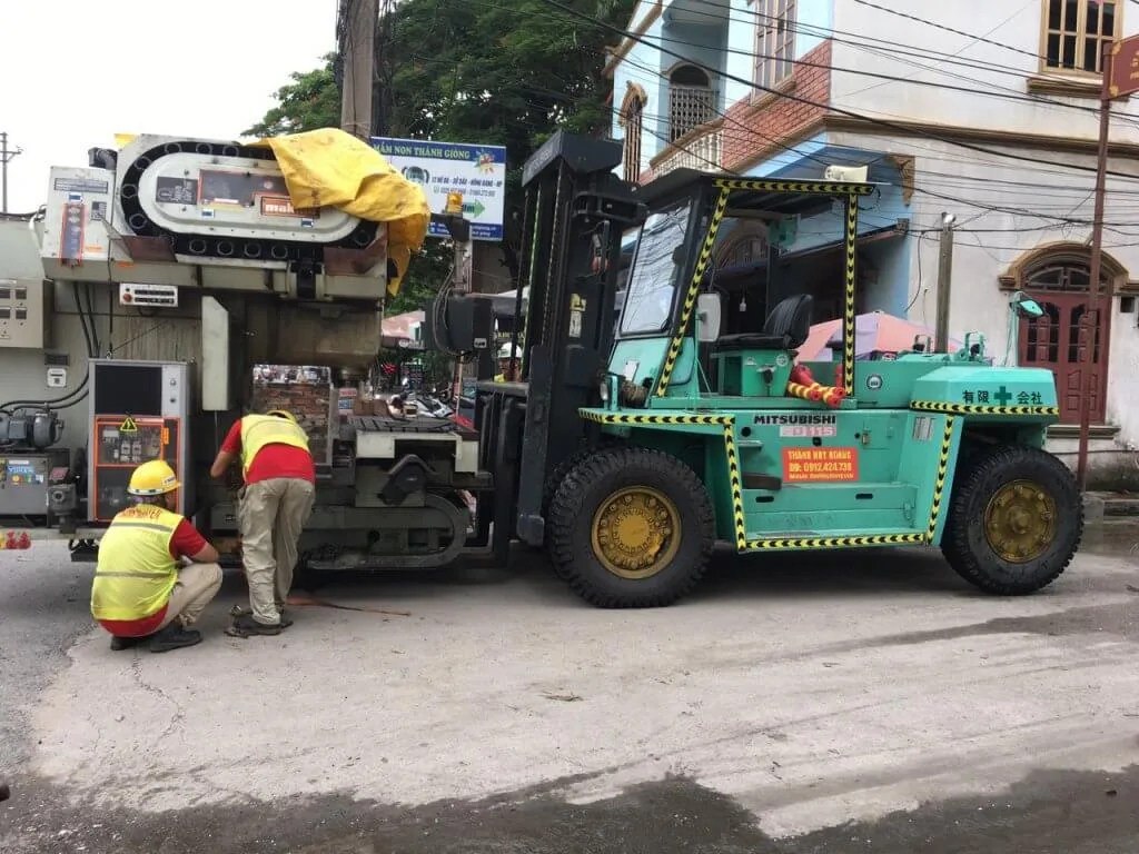 Hình ảnh thi công cho thuê xe nâng tại Hưng Yên - Dịch vụ Thành Nguyên Hải Phòng