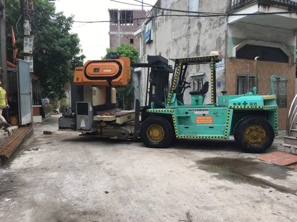 Hình ảnh thi công cho thuê xe nâng tại Hà Nội - Dịch vụ Thành Nguyên Hải Phòng