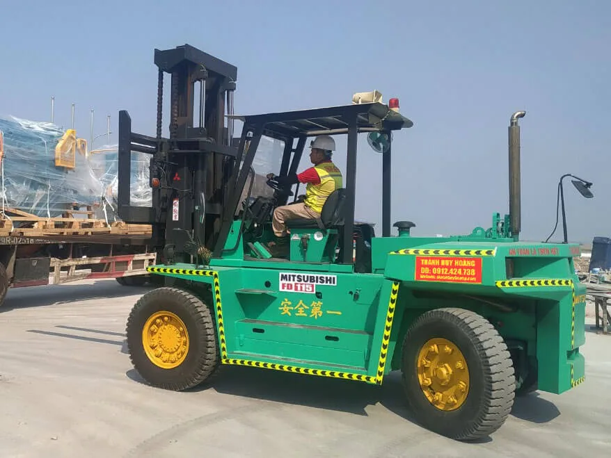 Công nhân tháo dỡ vỏ kiện tại Hải Phòng - Dịch vụ Thành Nguyên Hải Phòng